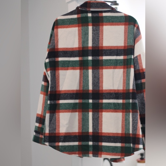Cozy fall/winter perfect Long sleeve plaid button down Shacket style - Picture 3 of 5